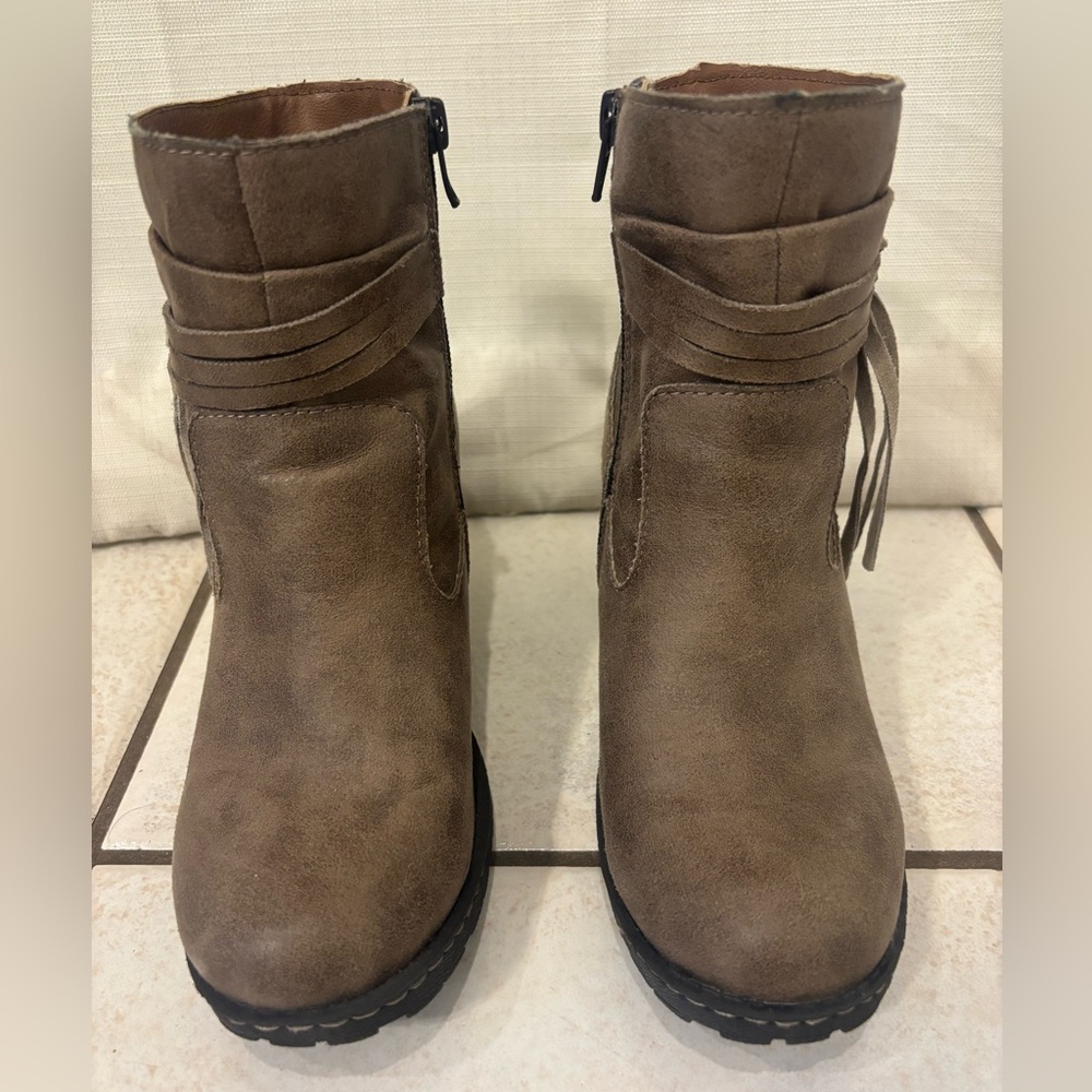 EUC Women's Brown Ankle Boots